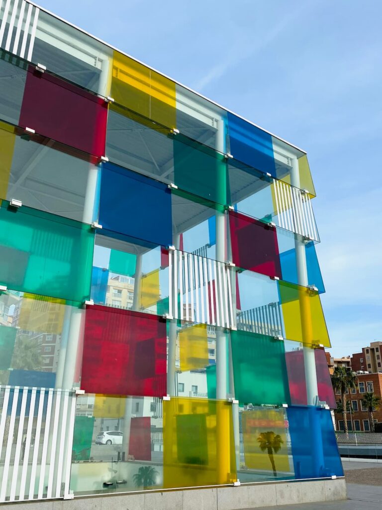 foto del centre pompidou, creato con quadrati di vetro colorati