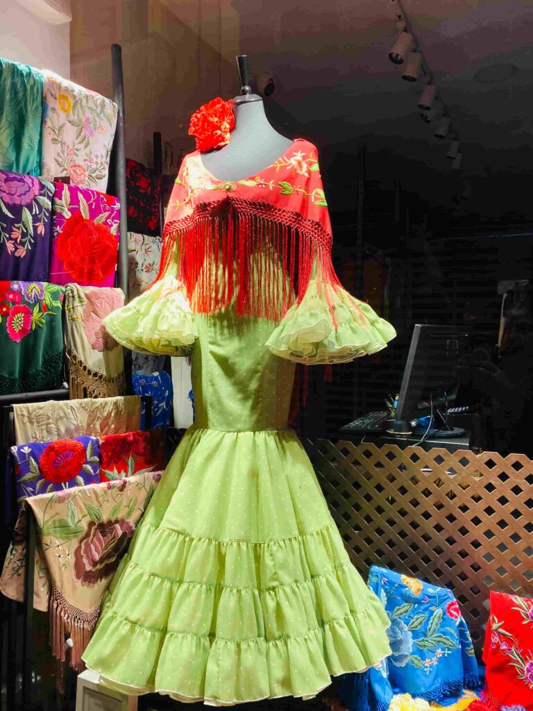 abito da flamenco verde mela con scialle rosso