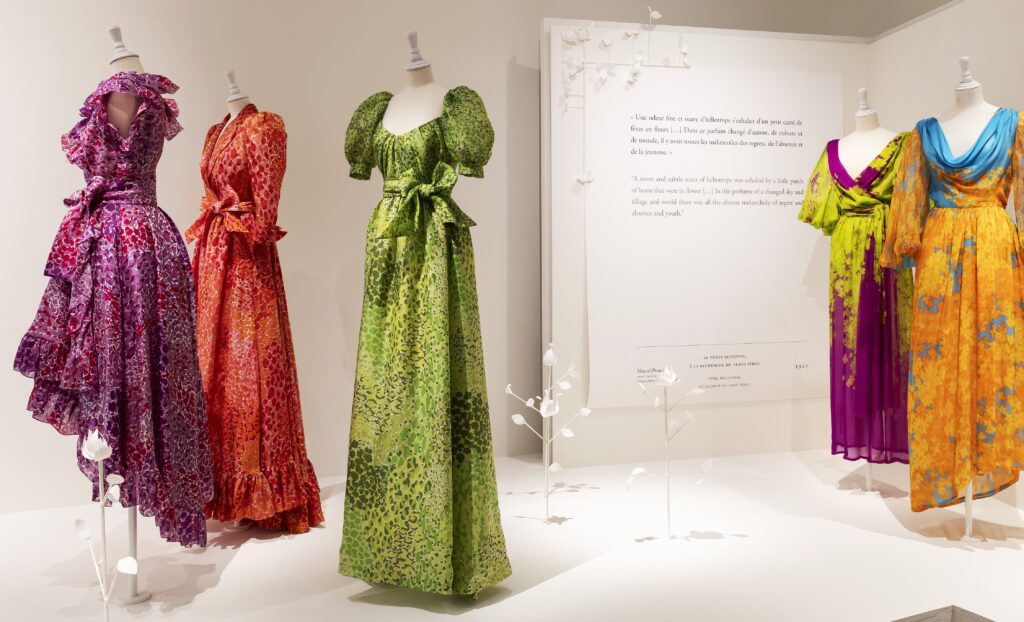 vestiti colorati e a fiori di Yves Saint Laurent