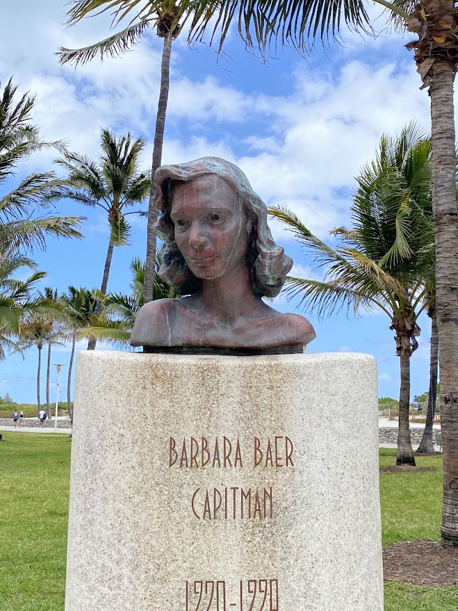 foto della statua mezzobusto di barbara Baer Capitman