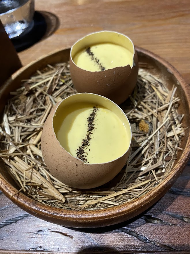 guscio d'uovo ripieno di zabaione e carni