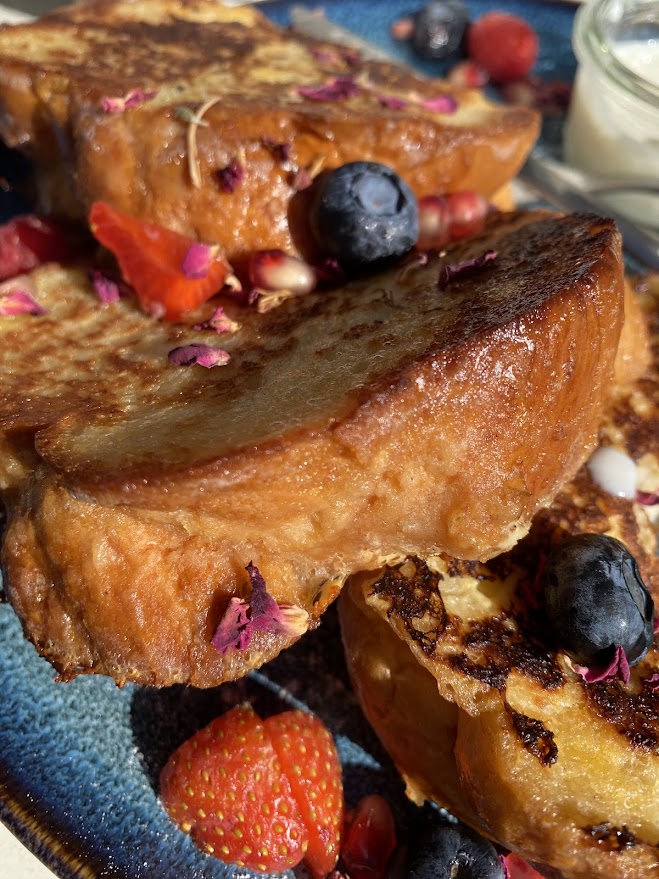 primo piano di un waffle con i frutti di bosco