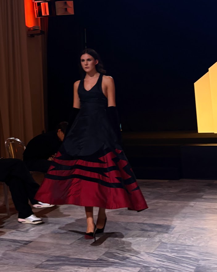 abito nero e rosso
